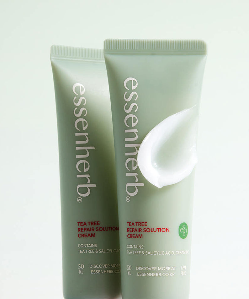 Décris l'image en français : ESSENHERB Tea Tree Repair Solution Cream 50ml, crème verte d’ESSENHERB, tubes sur fond blanc, gel crème.