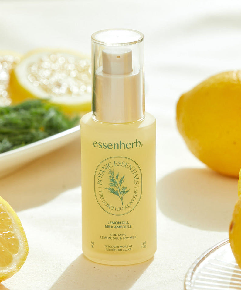 ESSENHERB Lemon Dill Milk Ampoule 50ml devant des citrons et de l'aneth. Sérum hydratant et nourrissant au parfum frais.