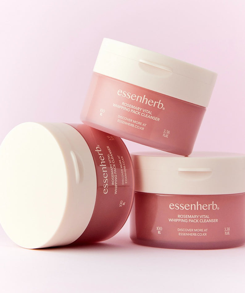 Trois pots de ESSENHERB Rosemarry Vital Whipping Pack Cleanser 100ml sur fond rose, produit de soin de la peau.