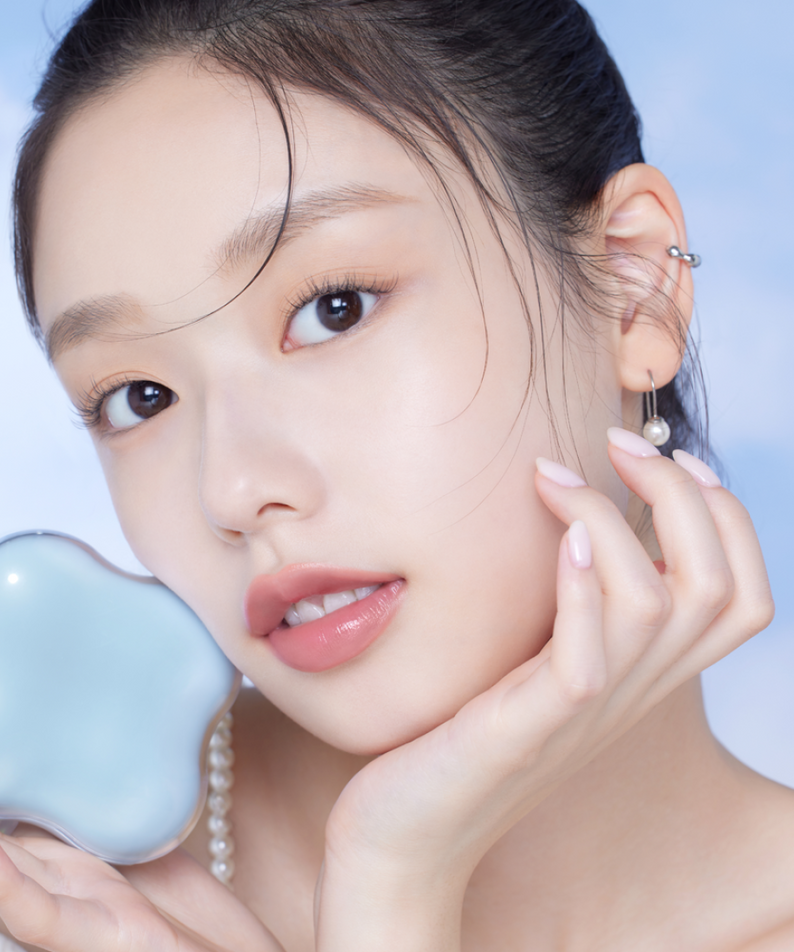 Femme élégante avec ETUDE Cloud Filter Cushion SPF42/PA+++ 15g, maquillage éclatant sous ciel bleu.