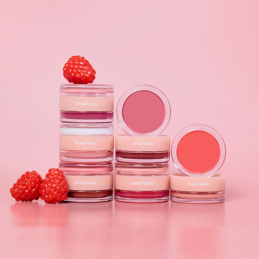 ETUDE  Danji Balm 30g, pots cosmétiques et framboises sur fond rose, marque ETUDE, vue produit en studio.