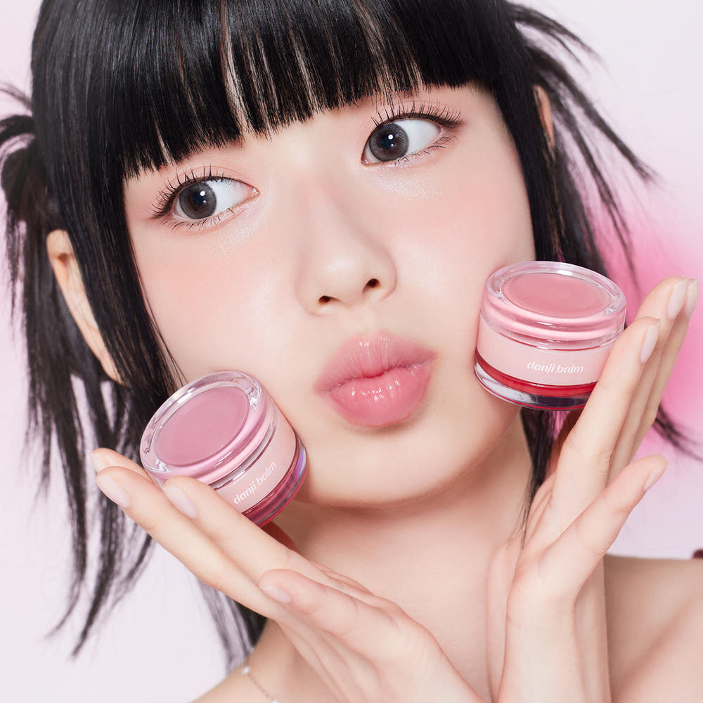 ETUDE  Danji Balm 30g, baume rose en pot; marque ETUDE présentée par une femme sur fond clair.