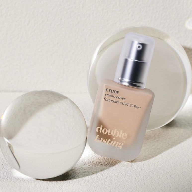 ETUDE Double Lasting Vegan Cover Foundation 30g de la marque ETUDE, flacon sur fond clair, contexte beauté maquillage