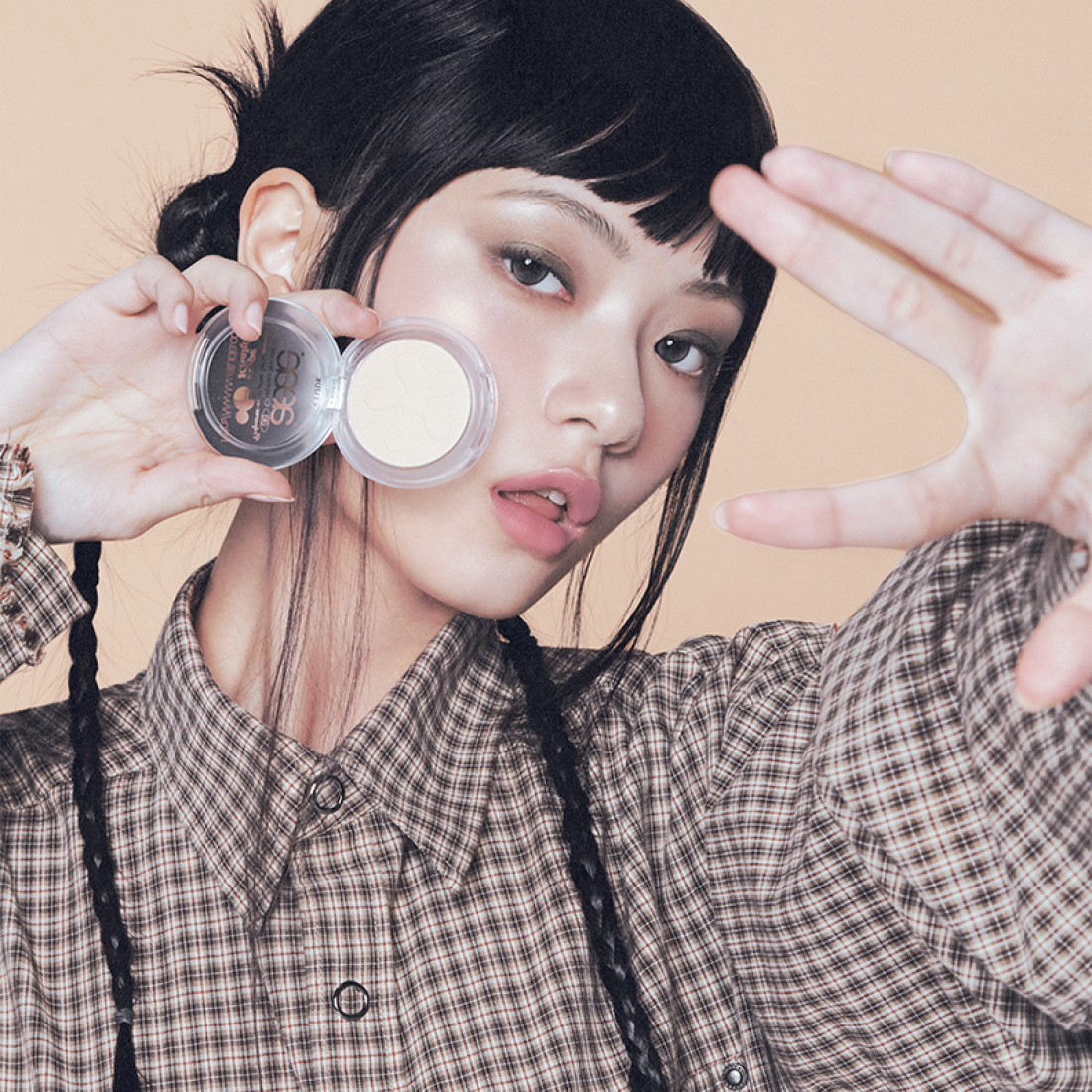 ETUDE  Face Brightener : jeune femme tenant le pot de crème sur fond beige, application lumière visage, marque ETUDE.