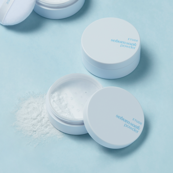 ETUDE  Fiji Ssok Pact 9.5g, boîtes cosmétiques bleues sur fond bleu clair, contexte visuel produit de la marque