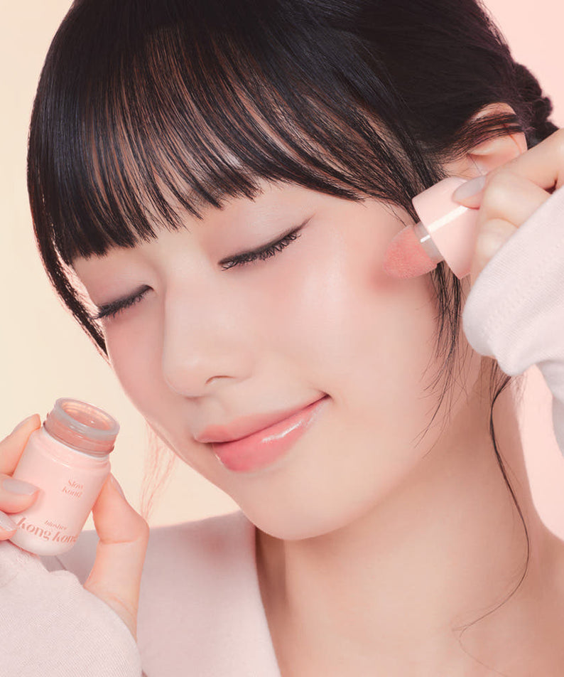 Décris l'image en français : ETUDE Kongkong Blusher 7g de la marque ETUDE, produit cosmétique en flacon, maquillage visage.
