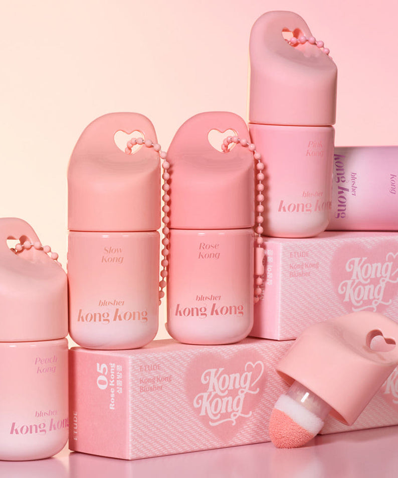 ETUDE Kongkong Blusher 7g de la marque ETUDE, packaging blush rose en contexte maquillage, fond rose.
