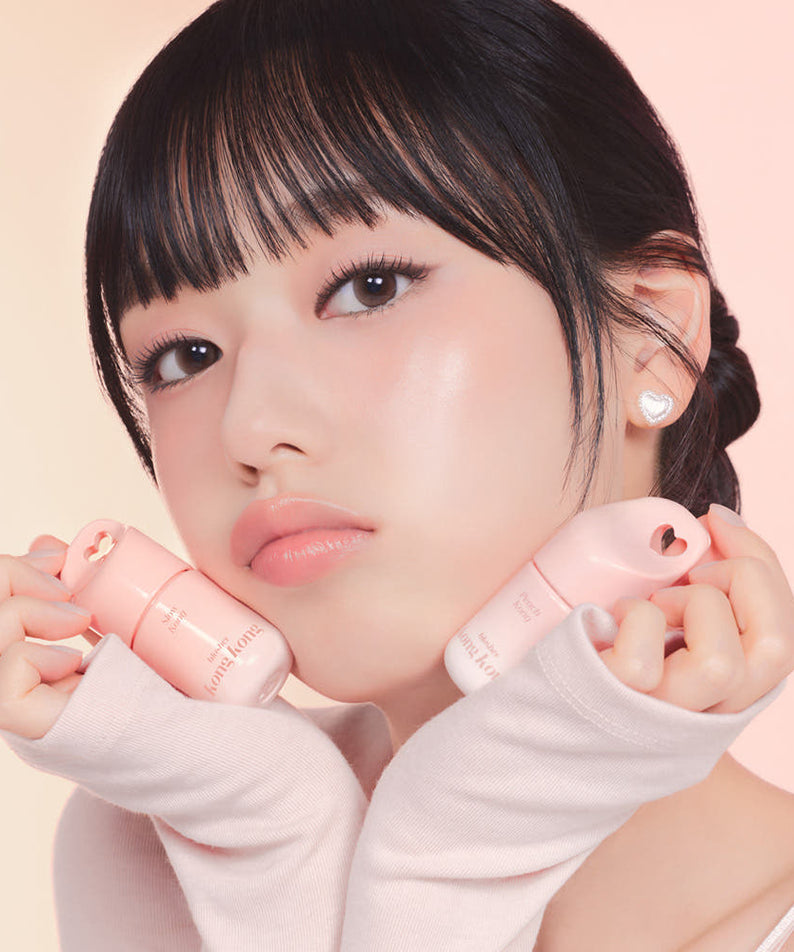 Décris l'image en français : ETUDE Kongkong Blusher 7g de la marque ETUDE, maquillage rose sur fond clair, gros plan.