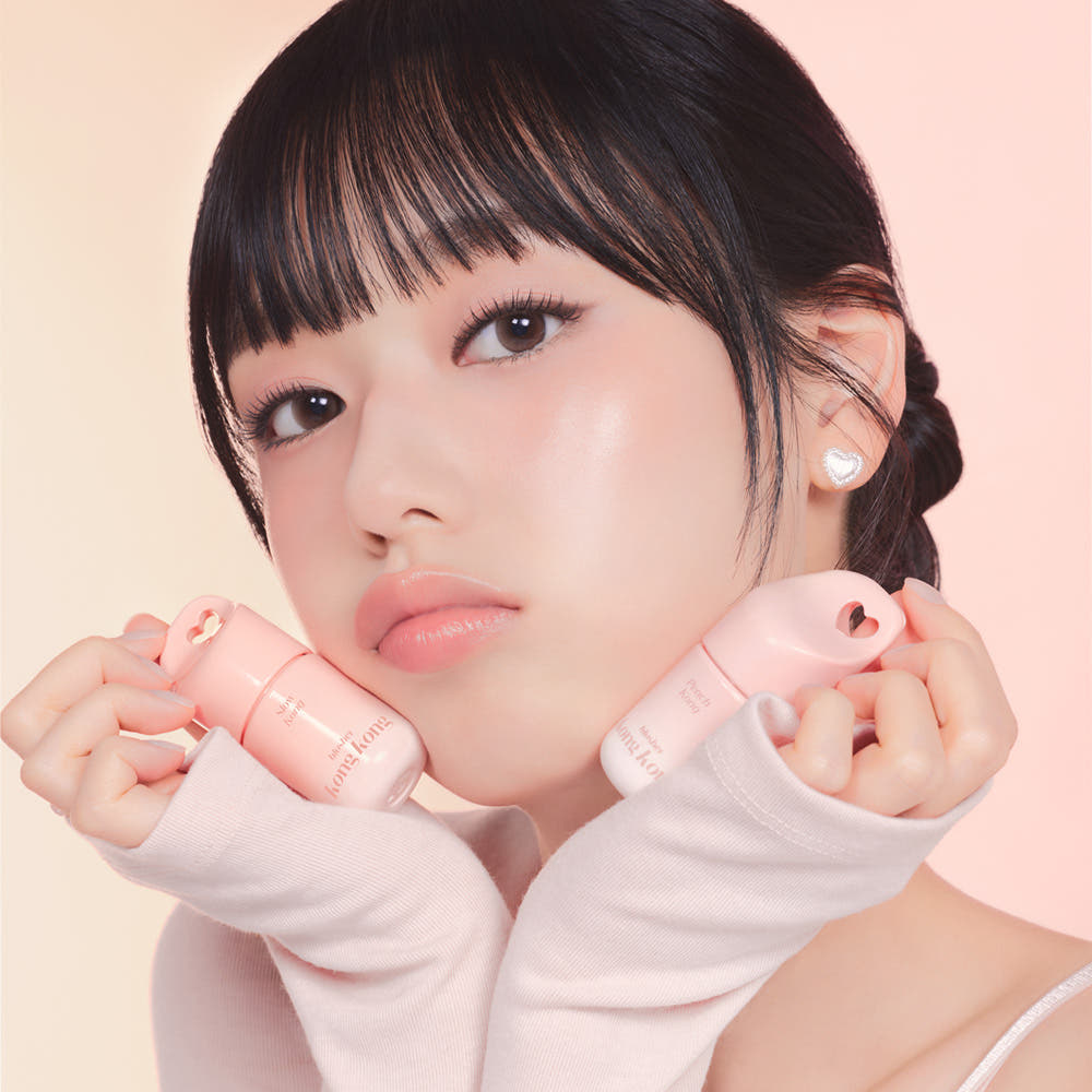 Décris l'image en français : ETUDE Kongkong Blusher 7g de la marque ETUDE, maquillage rose sur fond clair, gros plan.