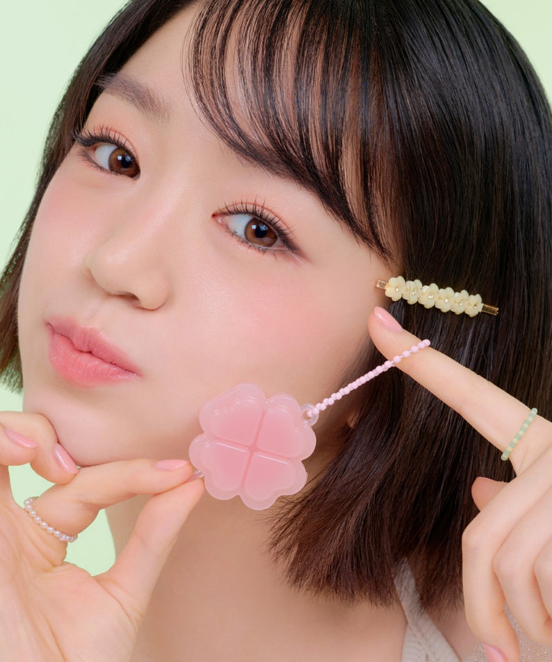 ETUDE Lucky Lip Ham Cheek [Positive Love Edition] sur un maquillage visage avec la marque, portrait fille fond vert pastel.