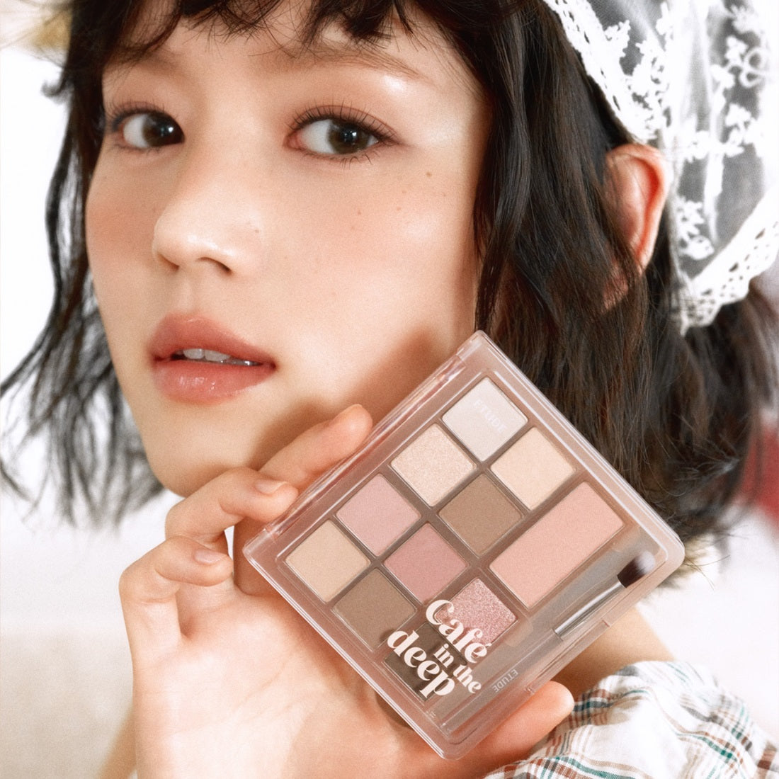 ETUDE My Best Tone Eye Palette [MBTEYE Collection] : palette maquillage yeux tenue par un modèle, contexte studio lumineux