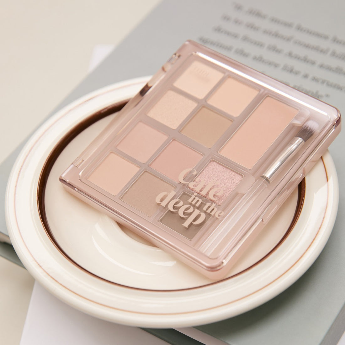 ETUDE My Best Tone Eye Palette [MBTEYE Collection] d’ETUDE, palette de fards nude sur plateau blanc, contexte maquillage