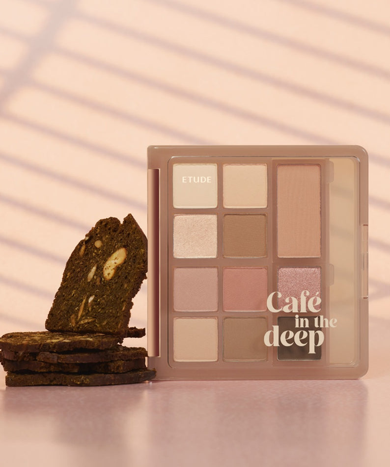 ETUDE My Best Tone Eye Palette [MBTEYE Collection] sur fond beige, palette maquillage yeux avec éléments café en ambiance douce