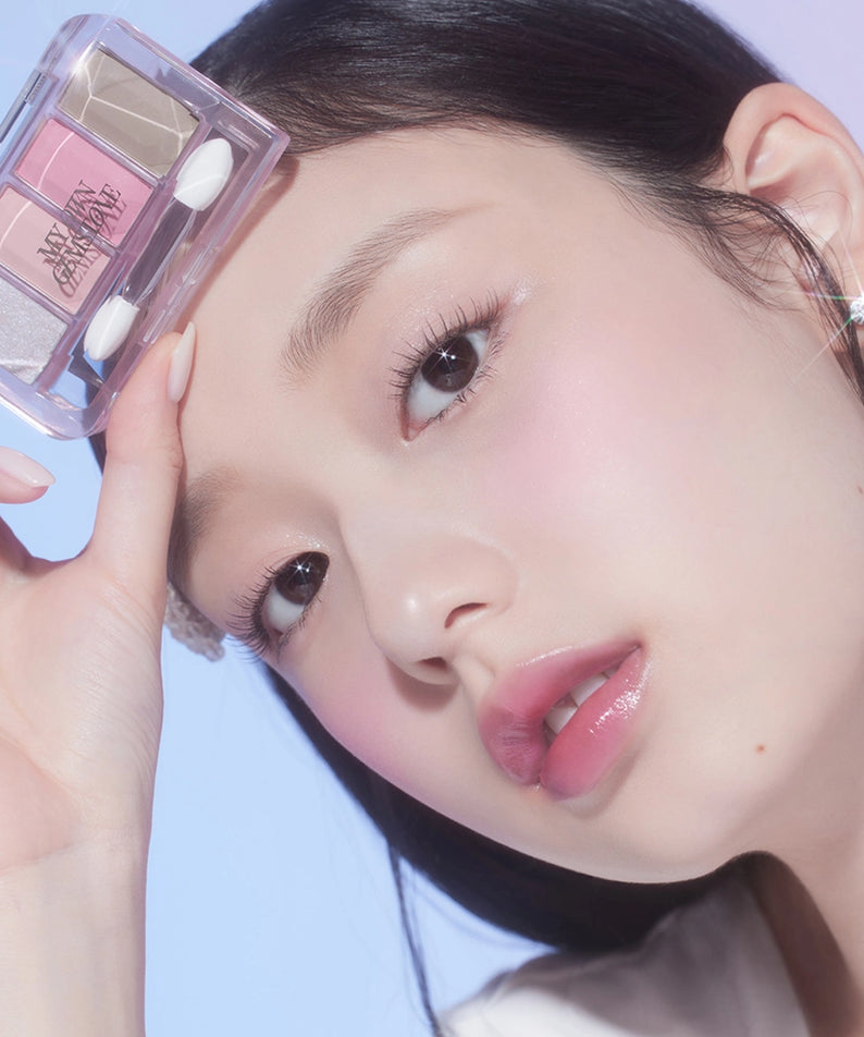 Femme posant avec ETUDE Play Color Eyes Mini [Jamstone New Year Collection] palette de fards à paupières.