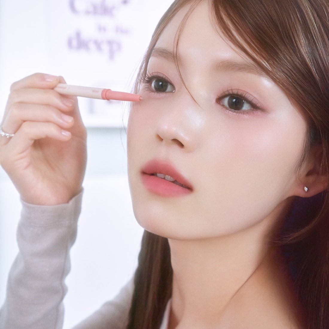 ETUDE Re-creation Maker Aegyo-Sal Liner de la marque ETUDE, femme appliquant un liner aegyo-sal, gros plan maquillage