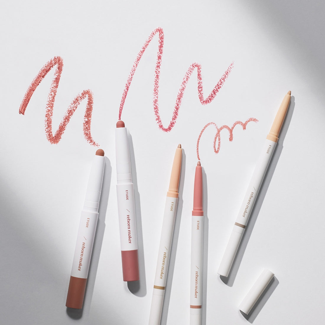 ETUDE Re-creation Maker Aegyo-Sal Liner de la marque Etude, liners maquillage sur fond blanc avec lignes dessinées.