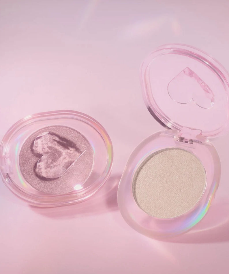 ETUDE Shooting Beam Highlighter 3g : coffret ouvert, éclat nacré sur fond rose pastel, marque ETUDE, packaging cosmétique.