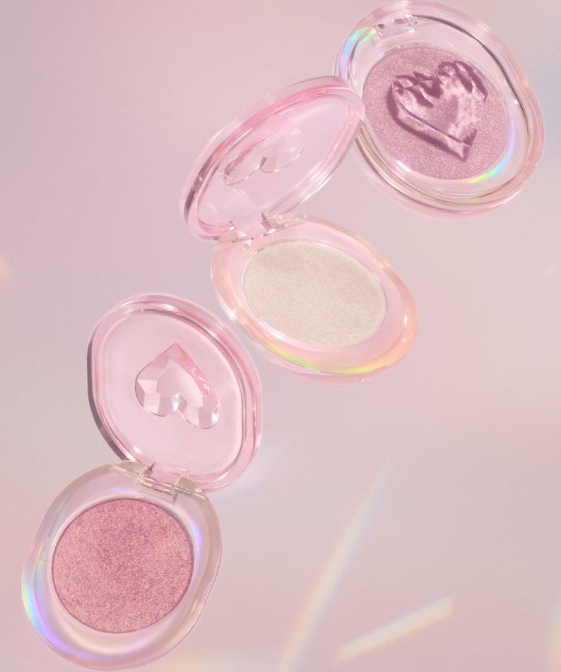 ETUDE Shooting Beam Highlighter 3g de la marque ETUDE, fard lumineux en palettes roses sur fond pastel.
