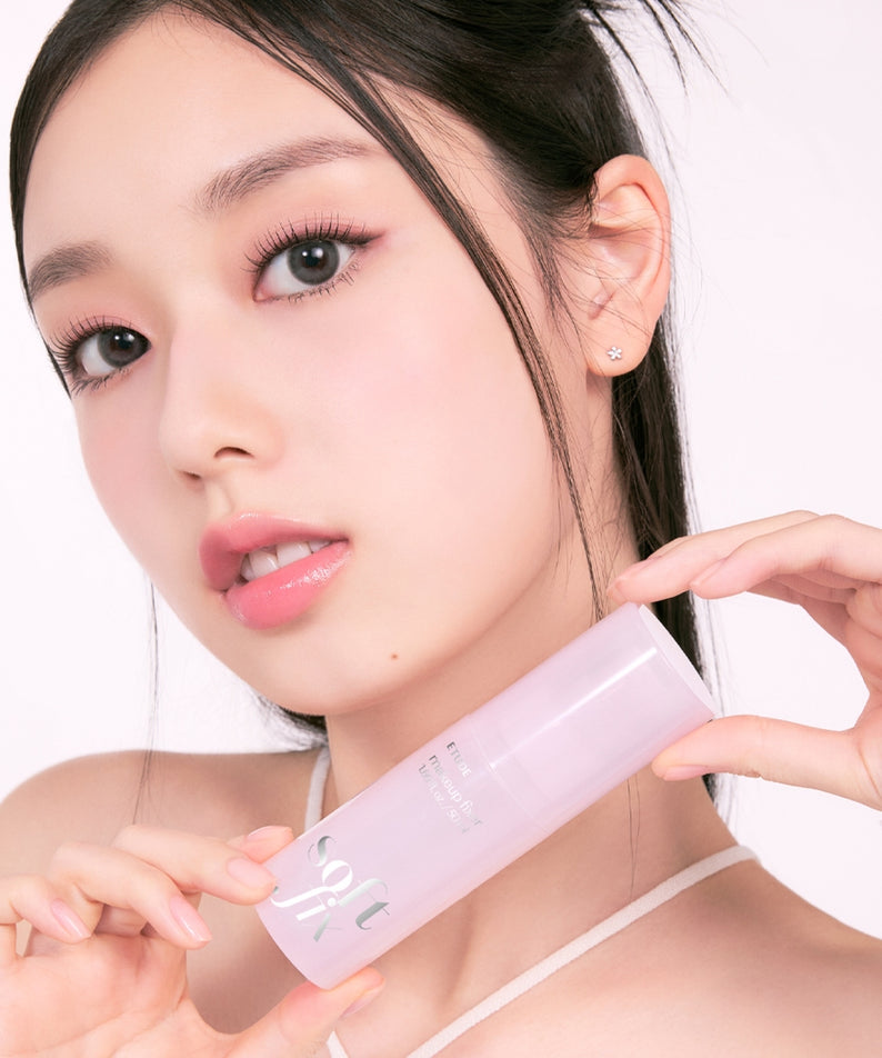 ETUDE  Soft Fix Makeup Fixer 50ml : produit ETUDE présenté par une femme maquillée, fixant le maquillage sur fond clair.