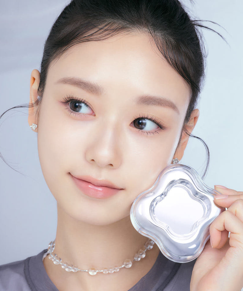 ETUDE Waterdrop Filter Cushion 15g + Refill 15g, peau lumineuse, modèle souriante tenant un accessoire filtre, fond clair