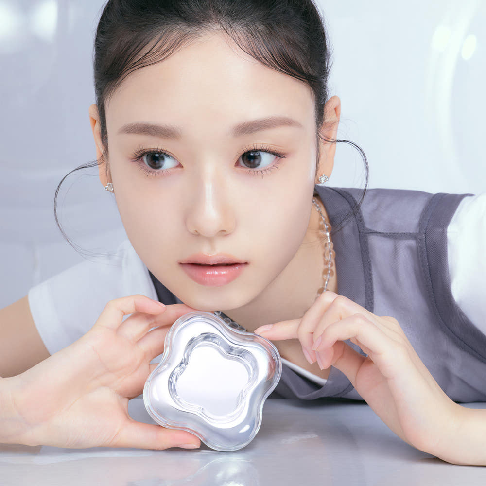 ETUDE Waterdrop Filter Cushion 15g + Refill 15g, coussin filtrant ETUDE présenté sur peau lumineuse, gouttelettes d’eau