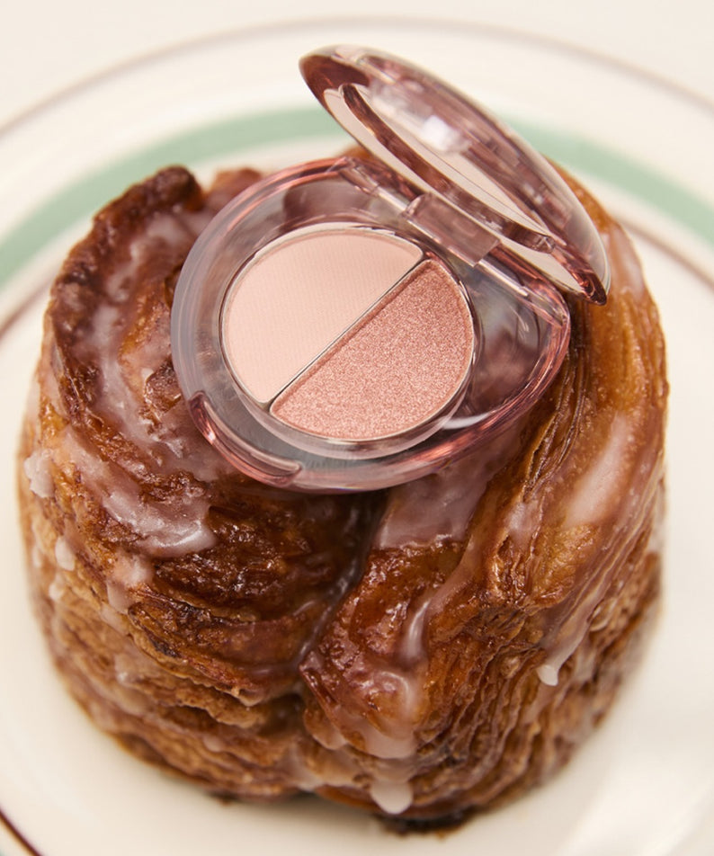 ETUDE What's in My Eyes Cafe Double : fard à paupières rose et champagne, boîtier ouvert sur pâtisserie, ambiance café.