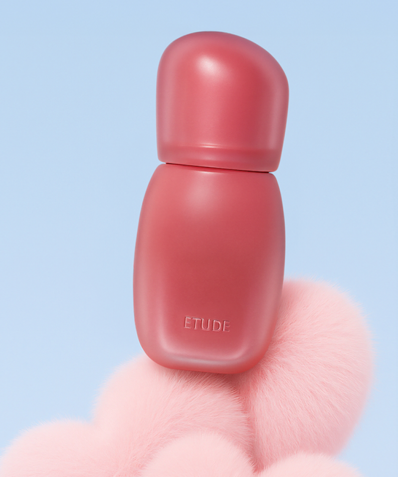 ETUDE Cozy Fixing Tint 4g sur fond bleu avec nuage pelucheux rose en bas.