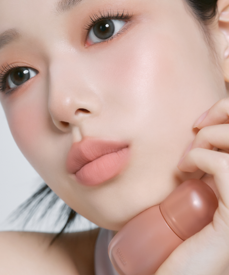 Femme appliquant ETUDE Cozy Fixing Tint 4g, maquillage lèvres longue tenue, beauté naturelle, produit cosmétique coréen tendance.