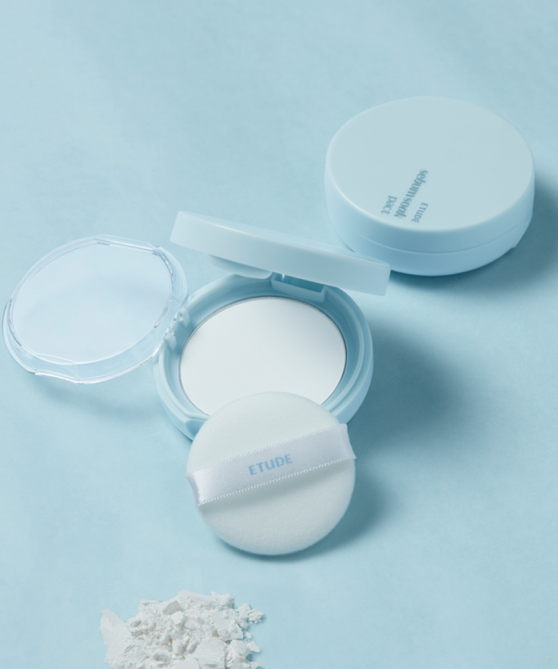 ETUDE Fiji Ssok Pact 9.5g compact ouvert sur fond bleu, avec houppette et poudrier pour une finition lisse et mate.