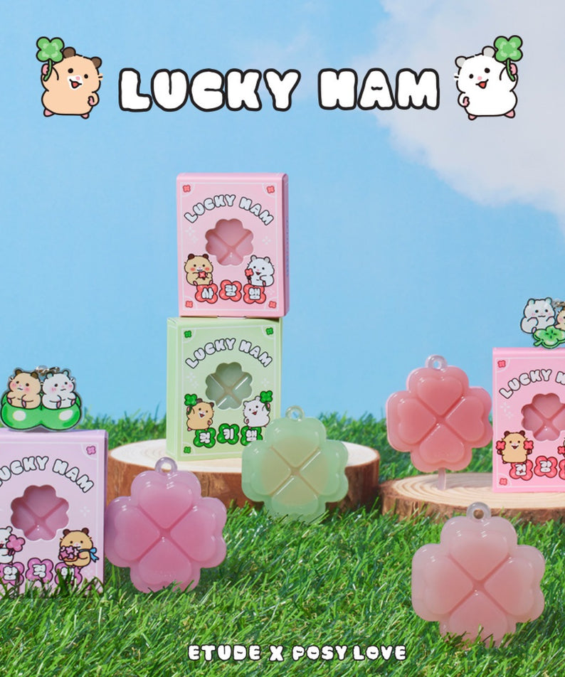 ETUDE Lucky Lip Ham Cheek [Positive Love Edition] sur l'herbe, collection colorée de produits de beauté mignons et emballages charmants.