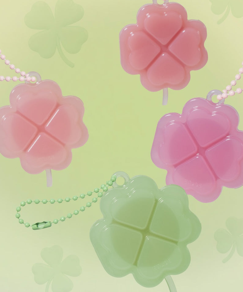 ETUDE Lucky Lip Ham Cheek [Positive Love Edition] avec porte-clés trèfle dans des teintes pastel, édition spéciale positive love.