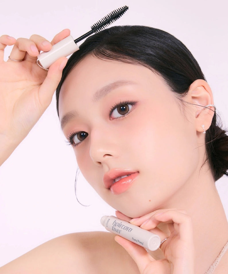 Femme appliquant ETUDE Pangpang Hair Cara Fixer 10ml, produit beauté cheveux. Regard rehaussé avec brosse. Pour cheveux impeccables.