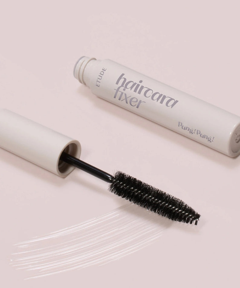 Flacon ouvert de ETUDE Pangpang Hair Cara Fixer 10ml avec brosse, idéal pour fixer les cheveux et offrir une tenue longue durée.