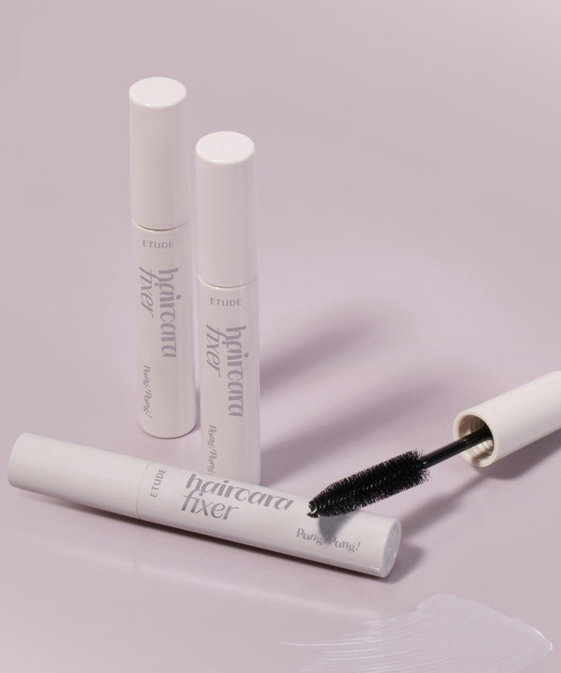 Produits de coiffure ETUDE Pangpang Hair Cara Fixer 10ml exposés sur une surface rose.