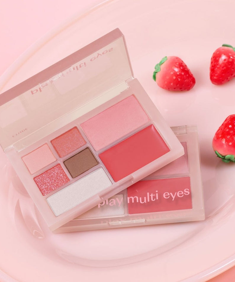 Palette de maquillage ETUDE Play Multi Eyes aux couleurs vives avec des accessoires de fraise sur un fond rose.