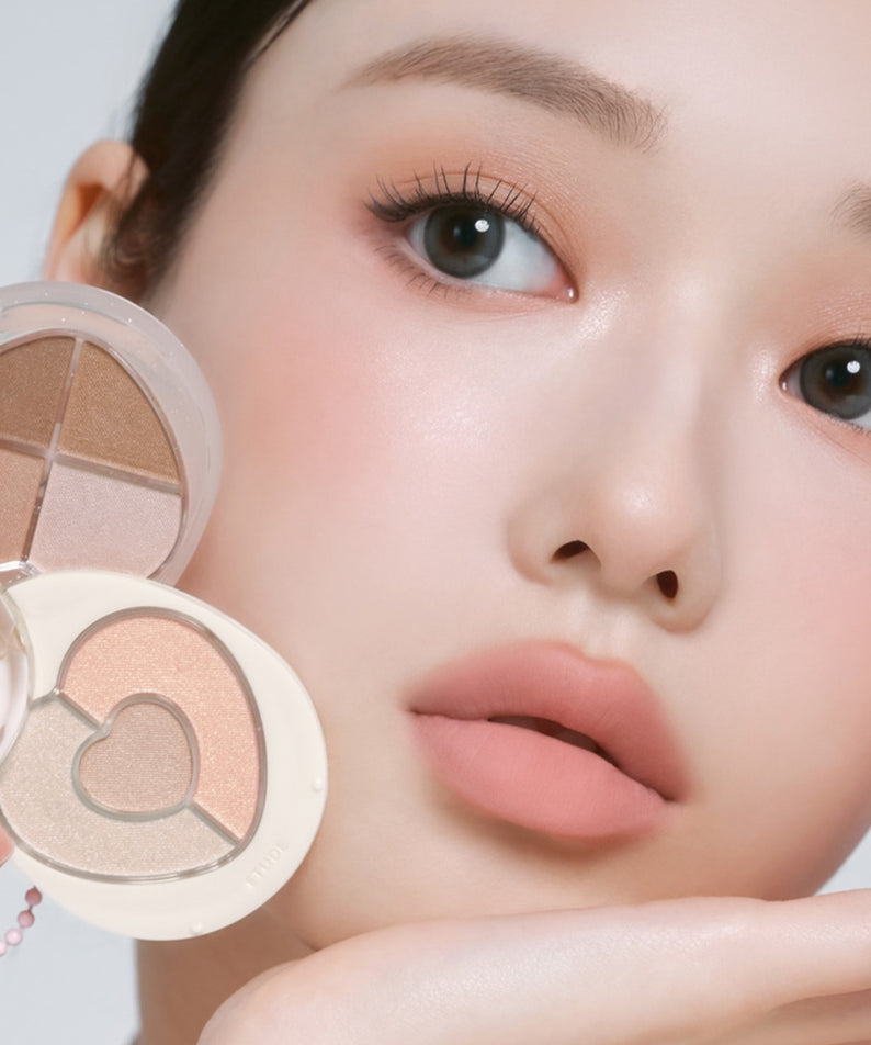 Femme appliquant ETUDE Poyong Eye Maker, maquillage pour yeux avec fini impeccable et tons naturels.