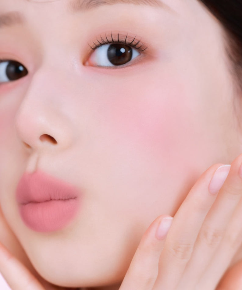 Jeune femme avec maquillage utilisant ETUDE Poyong Eye Maker pour un look éclatant et naturel, accentuant la beauté des yeux.