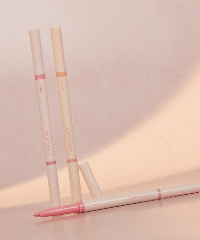 Le produit de beauté ETUDE Re-creation Maker Aegyo-sal Liner placé artistiquement sur une surface rose en arrière-plan.