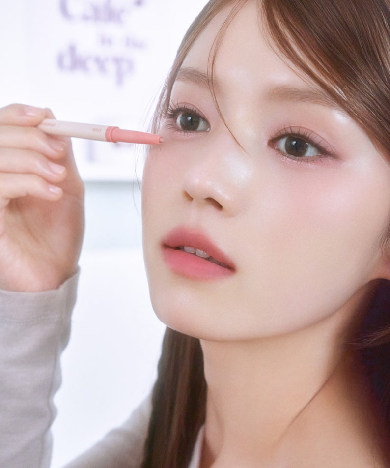 Application de ETUDE Re-creation Maker Aegyo-sal Liner sur les yeux pour un effet éclatant et charmant.