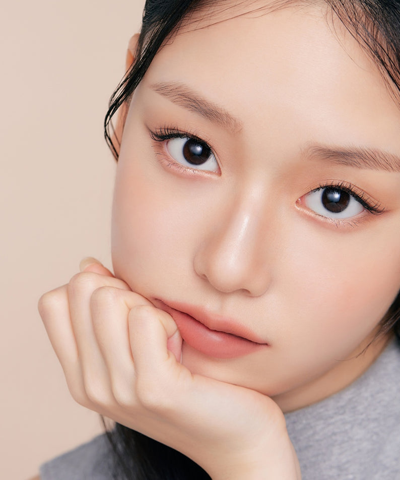 Gros plan sur un modèle portant le ETUDE Re-creation Maker Aegyo-sal Liner pour accentuer les yeux et créer un look naturel et lumineux.