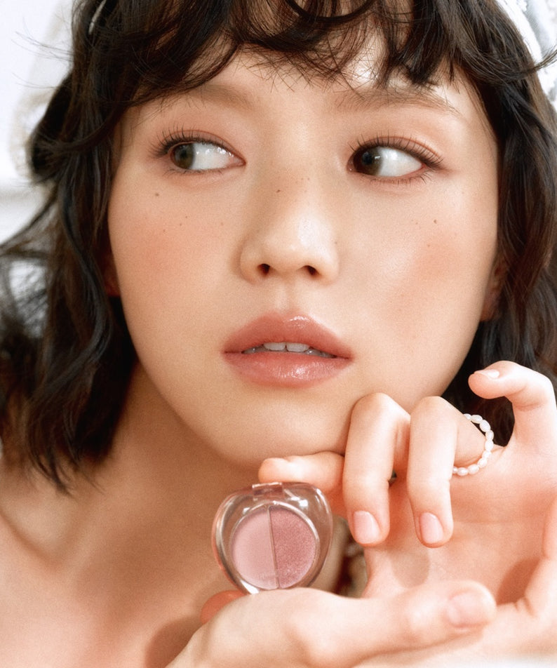 Femme tenant ETUDE What's in My Eyes Cafe Double, ombre à paupières pour un look naturel et élégant.