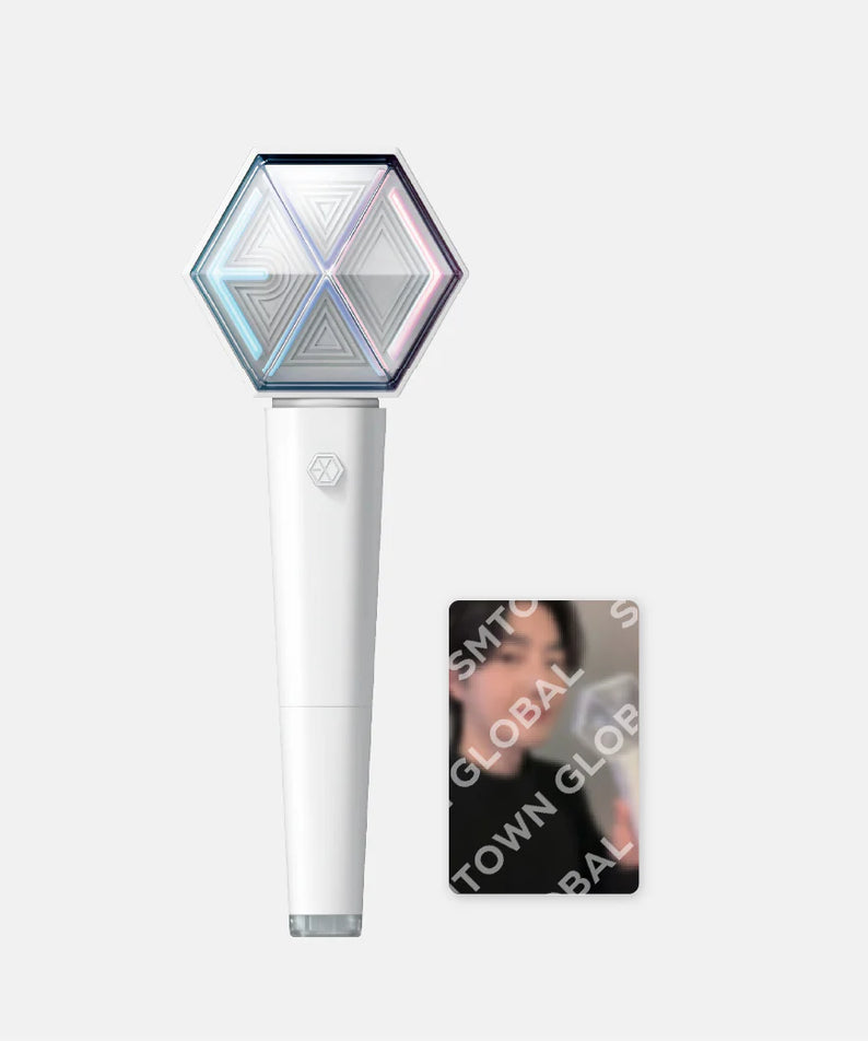 EXO LIGHTSTICK avec carte photo en arrière-plan, accessoire essentiel pour les fans d'EXO.