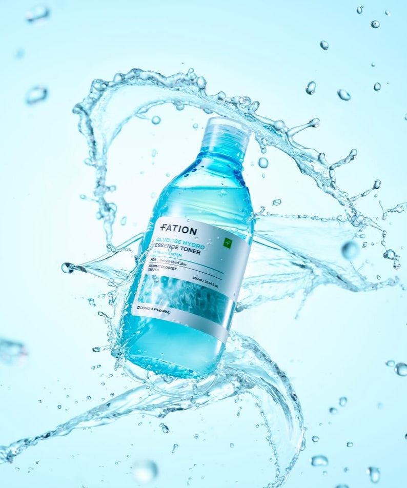 FATION Glucose Hydro Essence Toner 500ml, bouteille FATION avec éclaboussures d’eau, fond bleu, visuel beauté