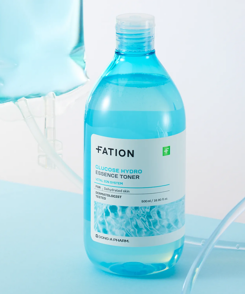 FATION Glucose Hydro Essence Toner 500ml, flacon bleu sur fond lumineux, contexte cosmétique en salle de soins.