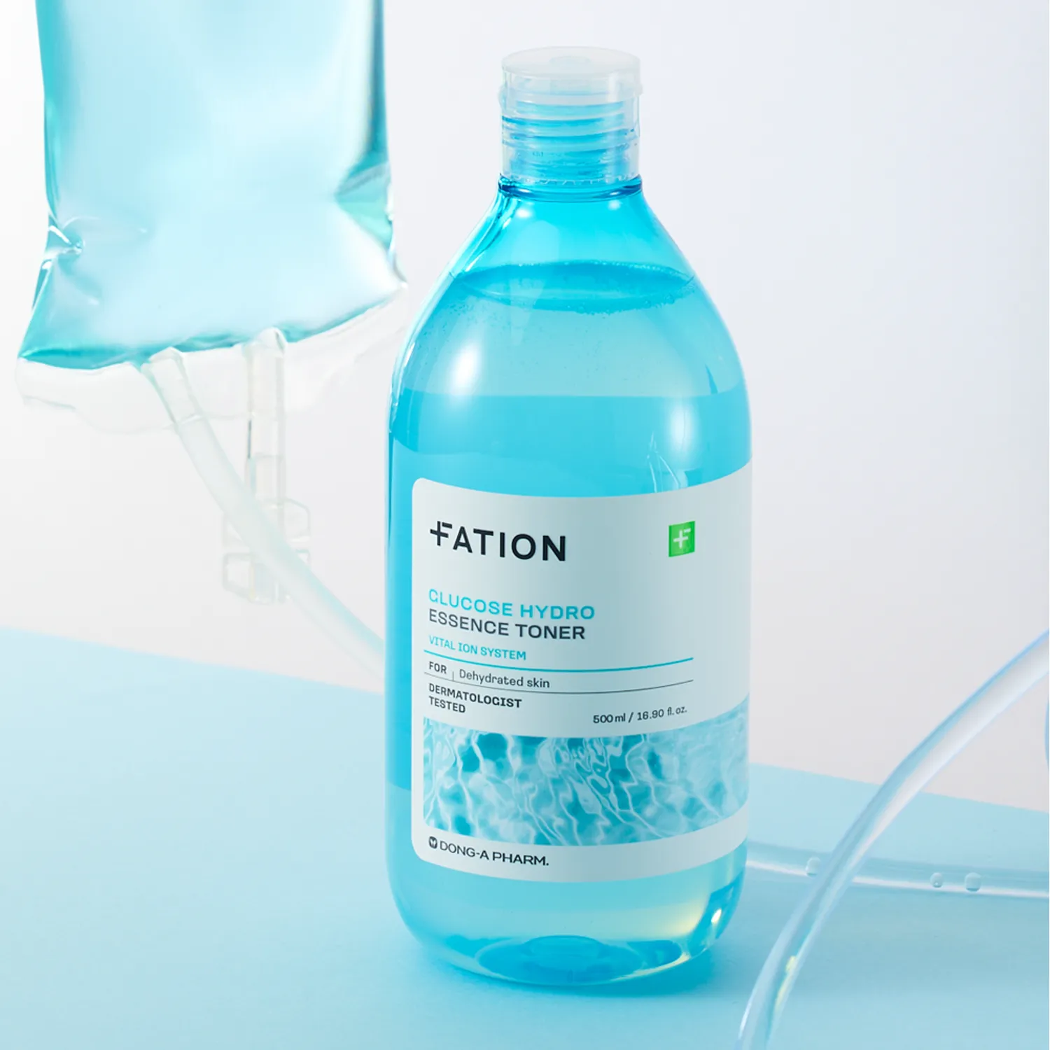 FATION Glucose Hydro Essence Toner 500ml, flacon bleu sur fond lumineux, contexte cosmétique en salle de soins.