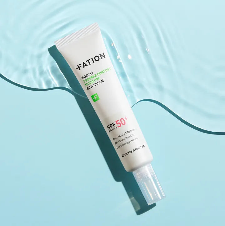 FATION Nosca9 Trouble Comfort Moisture Sun Cream SPF50+/PA++++ 40ml, tube crème solaire FATION sur fond bleu aqua.