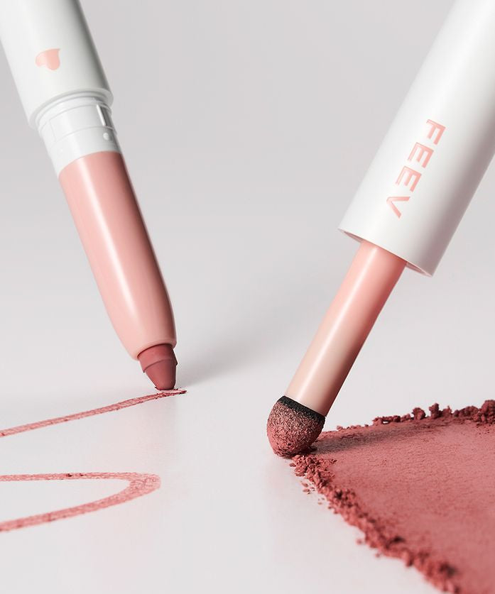 FEEV Bouncy Lip Liner FEEV, sur fond blanc : deux tubes et texture rose, application avec trace de maquillage
