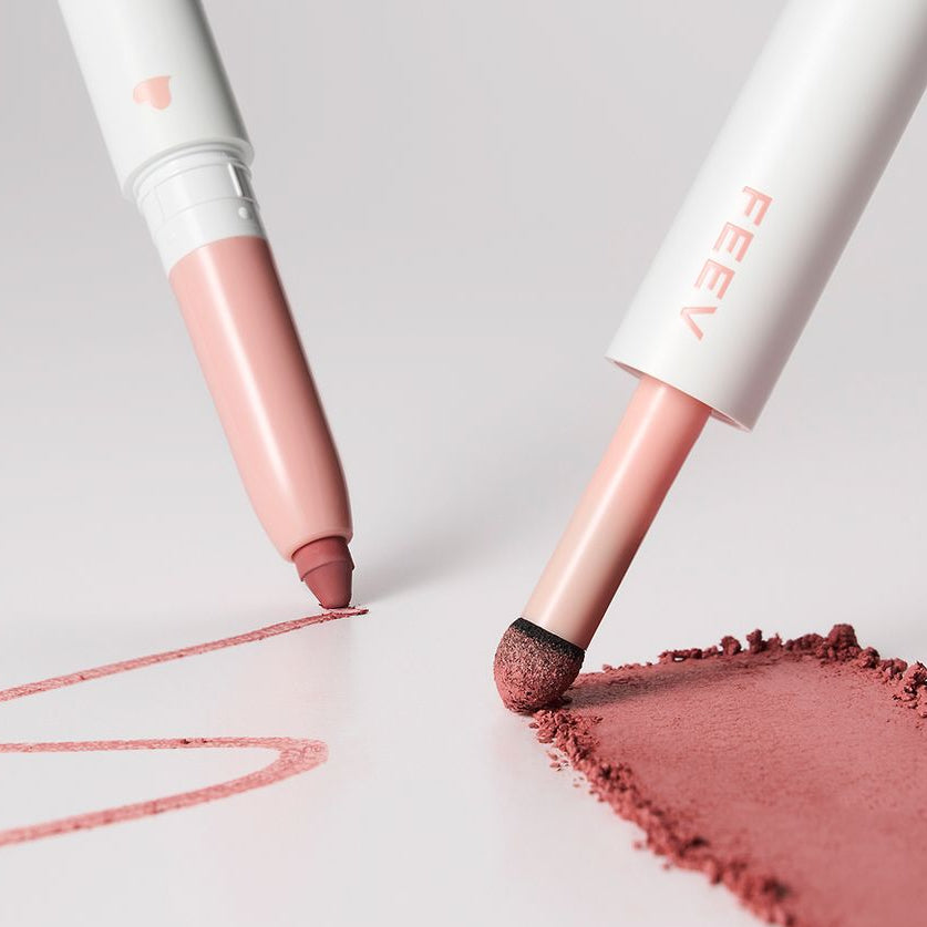 FEEV Bouncy Lip Liner FEEV, sur fond blanc : deux tubes et texture rose, application avec trace de maquillage