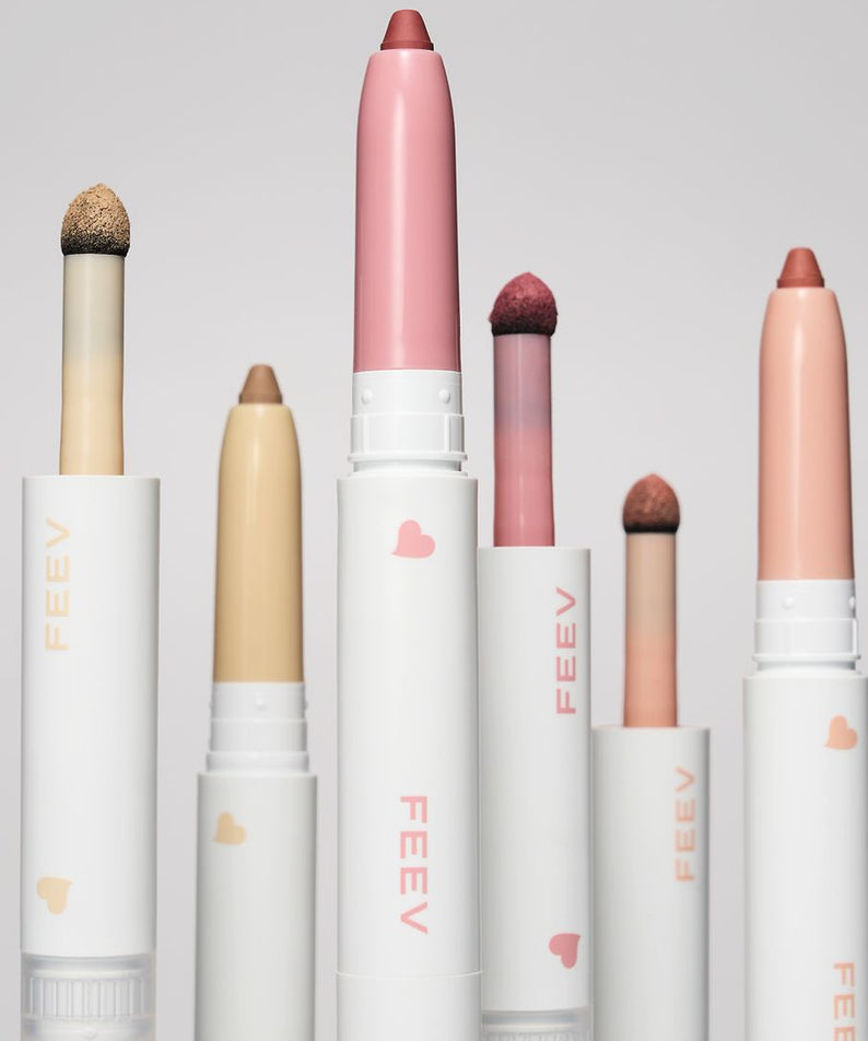 FEEV Bouncy Lip Liner de FEEV, en tubes et teintes nude/rosé sur fond clair, maquillage lèvres