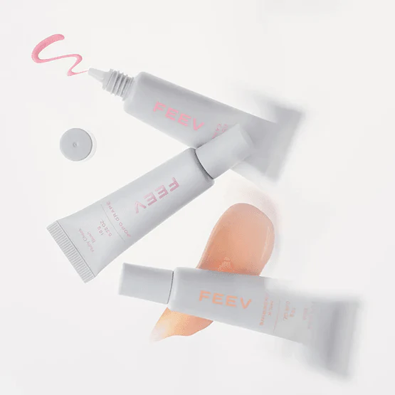Décris l'image en français : FEEV Fluffy Cheek Blush 10g de la marque FEEV, tubes de blush rose sur fond blanc.